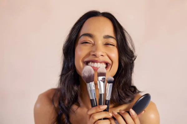 Mujer Hispana Latina Alegre Sosteniendo Cepillos Cosméticos Para Aplicar Maquillaje — Foto de Stock