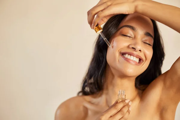 Happy Young Woman Bare Shoulder Applying Serum Face Closed Eyes — Stock Photo, Image