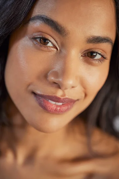 Деталь Красивої Молодої Мексиканки Здоровою Шкірою Дивиться Камеру Латинська Жінка — стокове фото