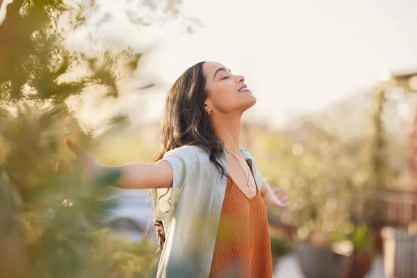 Young Latin Woman Arms Outstretched Breathing Fresh Air Sunrise Balcony — Stock Photo, Image