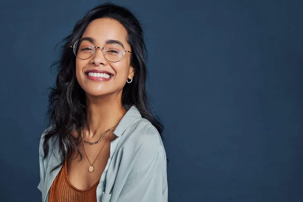 Nenucená Mladá Multietnická Žena Brýlemi Usmívající Kameru Modrém Pozadí Zblízka — Stock fotografie