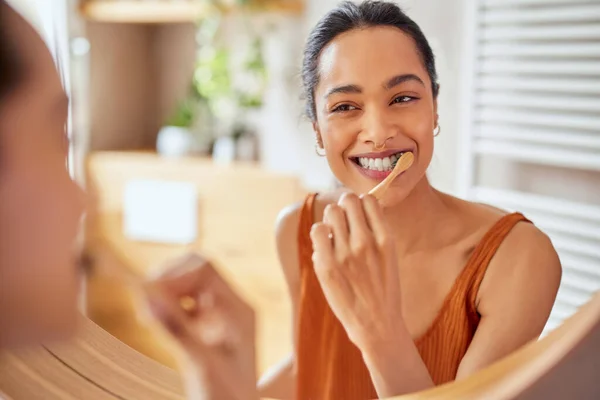 Banyoda Dişlerini Fırçalarken Gülümseyen Genç Bir Kadın Dişlerini Temizlemek Için - Stok İmaj