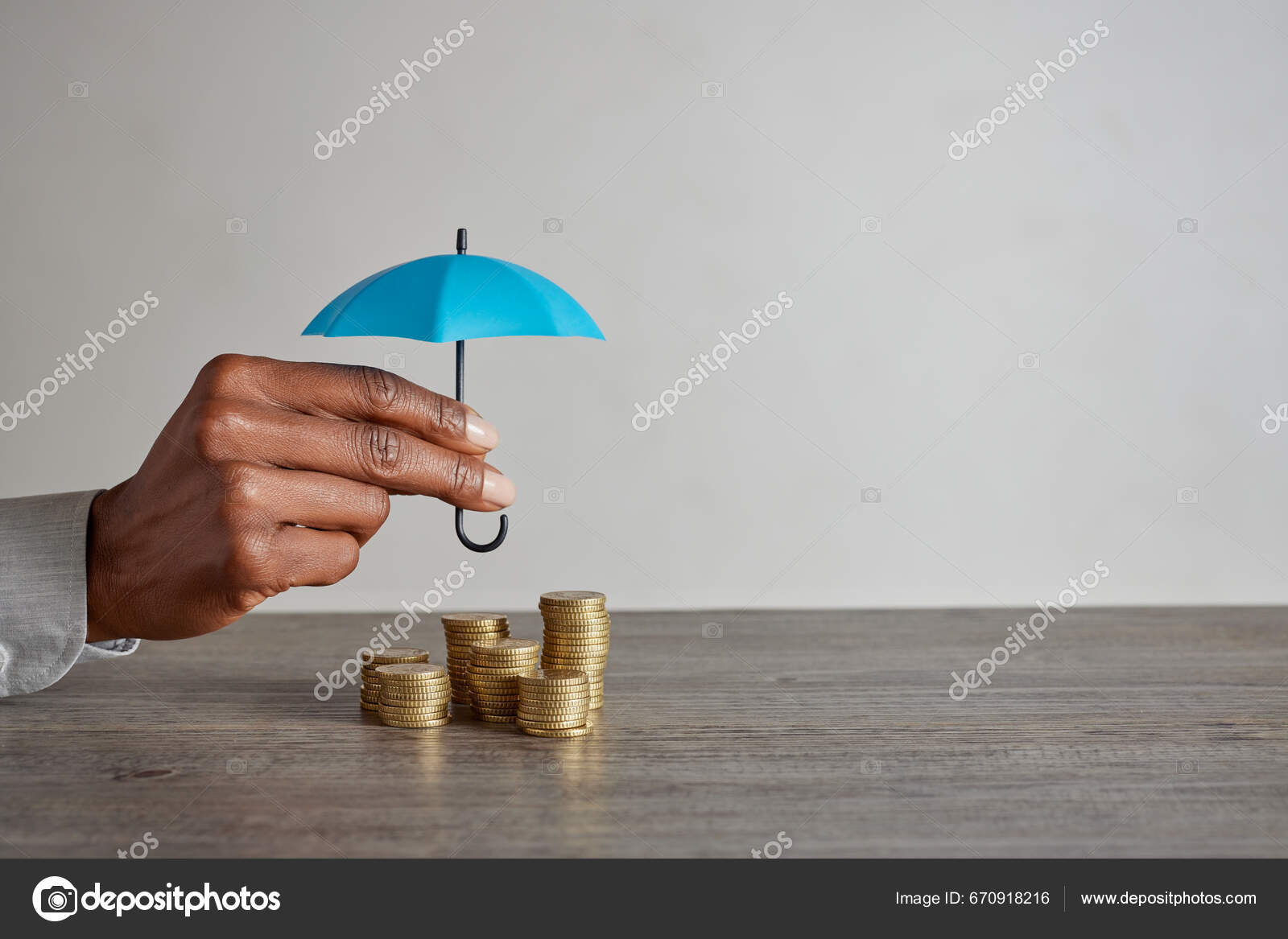 Großaufnahme Einer Afrikanisch Amerikanischen Frau Die Einen Blauen  Regenschirm Über - Stockfotografie: lizenzfreie Fotos © ridofranz 670918216  | Depositphotos