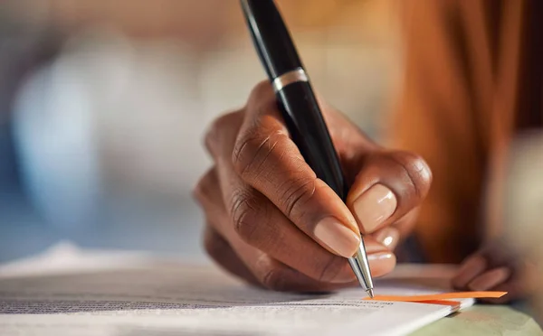 Close Africano Americano Empresária Mão Escrevendo Contrato Enquanto Trabalhava Escritório — Fotografia de Stock