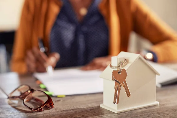Successful Independent African American Woman Casual Buying New Home While — Stock Photo, Image