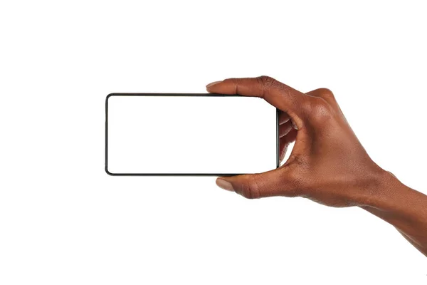 Κοντινό Πλάνο Της Αφρικανικής Αμερικής Χέρι Γυναίκα Δείχνει Smartphone Λευκό — Φωτογραφία Αρχείου