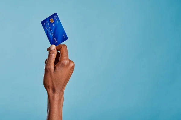 Nahaufnahme Einer Afrikanerin Die Eine Kreditkarte Der Hand Hält Mit — Stockfoto