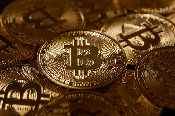 Zlatý Paprsek Světla Osvětluje Bitcoin Peníze Budoucnosti Různé Bitcoinové Mince Royalty Free Stock Obrázky