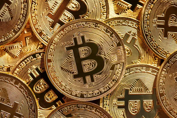 上から撮影したさまざまなビットコインのゴールデンコイン ビットコインの仮想通貨の背景 ビットコインで暗号通貨に投資する ストック画像