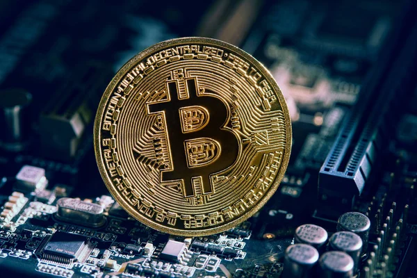Goldener Bitcoin Auf Mikrochips Einem Computer Kryptowährungsabbau Von Digitalem Cripto lizenzfreie Stockfotos