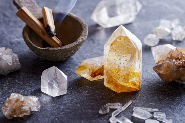 Cristales Piedras Preciosas Colocados Superficie Granito Con Madera Palo Santo Imagen de archivo