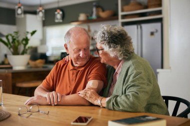 Endişeli yaşlı eş, kan şekeri seviyeleri hakkında konuşurken kocasını teselli ediyor. Destekleyici yaşlı çift şeker hastalığından bahsederken duygusal bir an yaşıyor. Hoş bir kadın kocasına diyabet tedavisinde yardımcı oluyor.