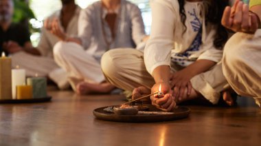 Meditasyon yaparken genç bir kadının ışık ruhu çubuğunu kapat. Bir kadının tütsü çubuğunun ayrıntıları. Ev içi sağlık inzivasında meditasyondan önce çakmak. Ruhani tören kutsal ateş ve niyetle başlar..