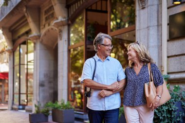Fotokopi alanı olan bir şehirde yaşlı çift kol kola yürüyor. Kıdemli adam ve güzel kadın dışarıda keyifli bir gezinti yapıyorlar. Gülümseyen emekli çift, tatil sırasında birbirlerine bakarken birlikte güzel vakit geçiriyorlar..