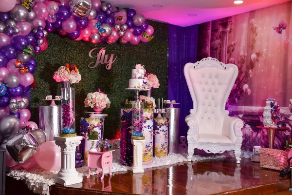 Mumlar ve çiçeklerle süslenmiş güzel bir Noel süsü.