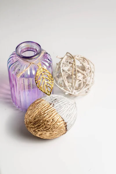 Beyaz arka planda el yapımı Noel süslemeleri