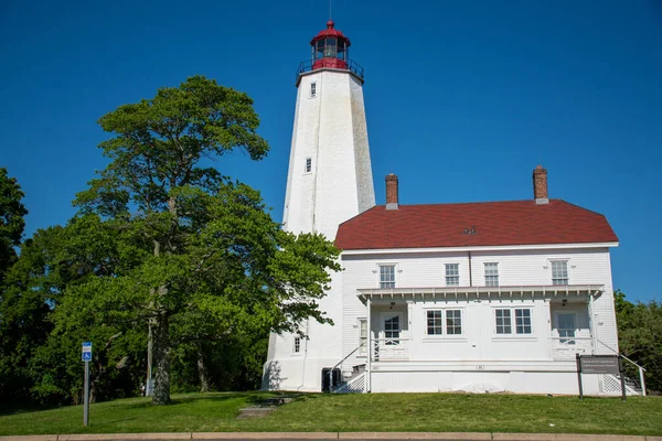 Parktaki deniz feneri denizin arka planı ve gökyüzü Sandy kancası New Jersey