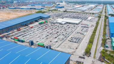 Klang, Malezya-9 Ekim 2022: ticari iş dünyası için otomobil ve otoparkı. Satışa sunulacak ithalat ve ihracat işi lojistiği için havayolu görünümlü yeni araba limana dizildi