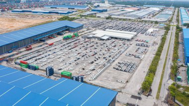 Klang, Malezya-9 Ekim 2022: ticari iş dünyası için otomobil ve otoparkı. Satışa sunulacak ithalat ve ihracat işi lojistiği için havayolu görünümlü yeni araba limana dizildi