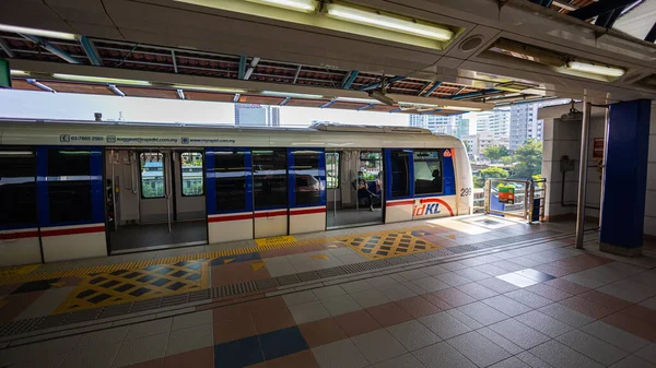 이시아 Kuala Lumpur 2022 아시아 승강장에서 시스템의열차 도시를 관통하는 — 스톡 사진