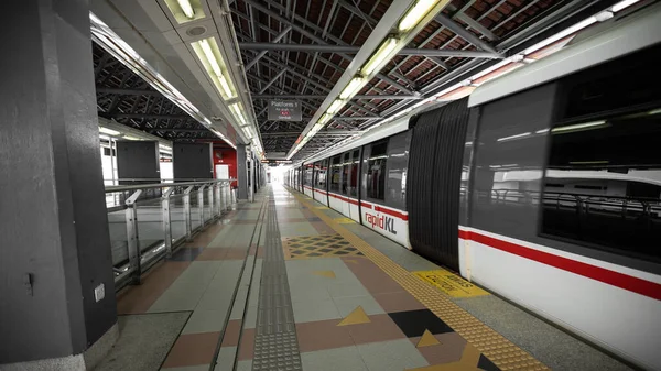 말레이시아의 Kuala Lumpur 2022 센트럴 Sentral 승강장에서 Mrt 열차가 말레이시아 — 스톡 사진