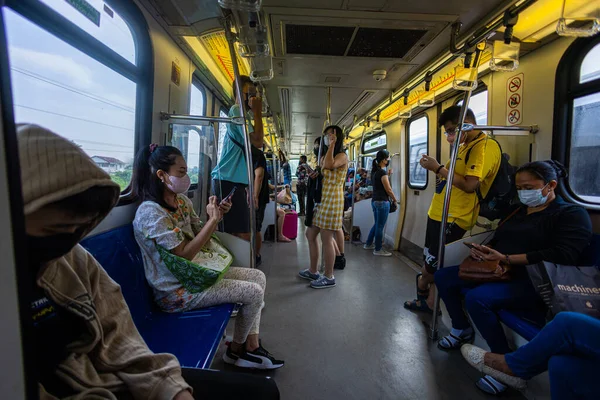 말레이시아의 쿠알라룸푸르 2022 말레이시아의 대중교통 시스템 Mrt 시스템이다 객실에 사람들 — 스톡 사진