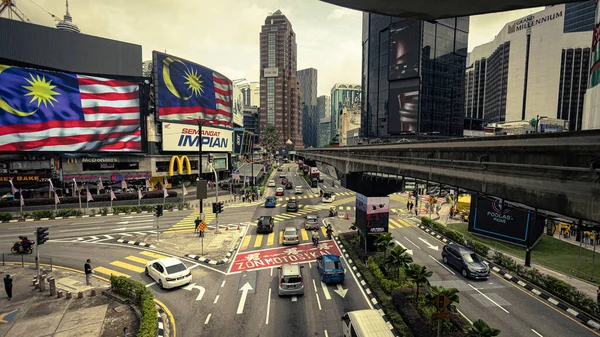 クアラルンプール マレーシア 2022年8月21日 ブキビンタン交差点 Kl市内中心部の賑やかな交差点の長時間露光Hdr画像 車やバイクの通過 モノレールのトラックは 上記の交差点 — ストック写真