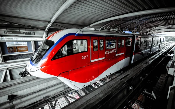 말레이시아의 콸라룸푸르 2022 승강장의 모노레일 모노레일 Rapidkl 시스템의 일부로 운영되었다 — 스톡 사진