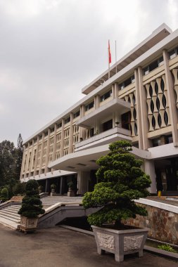 Ho Chi Minh City, Vietnam - 07 Kasım 2022 Saigon 'daki Bağımsızlık Sarayı, aynı zamanda Yeniden Birleştirme Kongresi Salonu olarak da bilinir. Vietnam bayrağı
