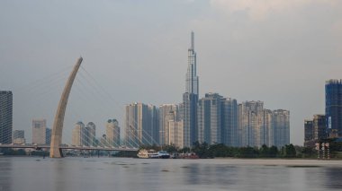 Ho Chi Minh City, Vietnam - 07 Kasım 2022: Saigon 'daki Vinhouse Central Park ve Landmark 81 binasının görüntüsü. Landmark 81, Vietnam 'daki en yüksek kule. 1. Mıntıka 'dan görüntü. Asya Gökdeleni