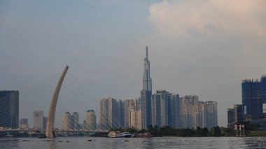 Ho Chi Minh City, Vietnam - 07 Kasım 2022: Saigon 'daki Vinhouse Central Park ve Landmark 81 binasının görüntüsü. Landmark 81, Vietnam 'daki en yüksek kule. 1. Mıntıka 'dan görüntü. Asya Gökdeleni