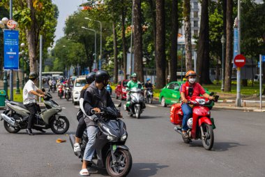 Ho Chi Minh Şehri, Vietnam - 07 Kasım 2022: Asyalı metropol Saigon şehri. Scooterlar ve motosikletler yol trafiğini tanımlar ve Vietnamlılar için ana ulaşım araçlarıdır..