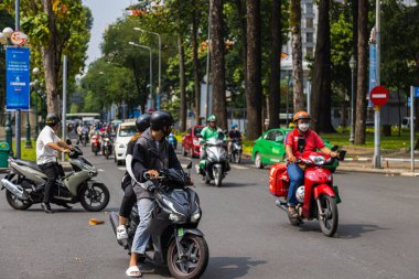 Ho Chi Minh Şehri, Vietnam - 07 Kasım 2022: Asyalı metropol Saigon şehri. Scooterlar ve motosikletler yol trafiğini tanımlar ve Vietnamlılar için ana ulaşım araçlarıdır..