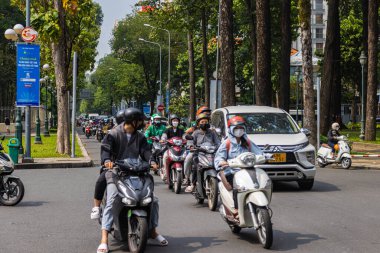 Ho Chi Minh Şehri, Vietnam - 07 Kasım 2022: Asyalı metropol Saigon şehri. Scooterlar ve motosikletler yol trafiğini tanımlar ve Vietnamlılar için ana ulaşım araçlarıdır..