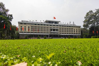 Ho Chi Minh City, Vietnam - 07 Kasım 2022 Saigon 'daki Bağımsızlık Sarayı, aynı zamanda Yeniden Birleştirme Kongresi Salonu olarak da bilinir. Vietnam bayrağı