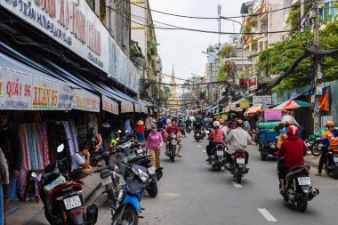 Ho Chi Minh City, Vietnam - 8 Kasım 2022 Saigon 'daki Tran Hung Sokak' ında küçük bir arka sokak. Sokaklarda motosikletli insanlar ve kaldırımda küçük kumaş dükkanları olan insanlar..