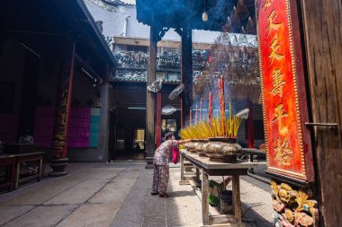 HO CHI MINH CITY, Vietnam - 08 Kasım 2022 - Chua Ba Thien Hau Pagoda, Saygon. Çin deniz tanrıçası Mazu 'nun Çin usulü tapınağı Thien Hau Tapınağı' nda. Tütsü yakan insanlar dua ediyor..
