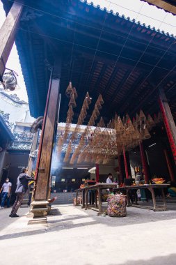 HO CHI MINH CITY, Vietnam - 08 Kasım 2022 - Chua Ba Thien Hau Pagoda, Saygon. Çin deniz tanrıçası Mazu 'nun Çin usulü tapınağı Thien Hau Tapınağı' nda. Tütsü yakan insanlar dua ediyor..
