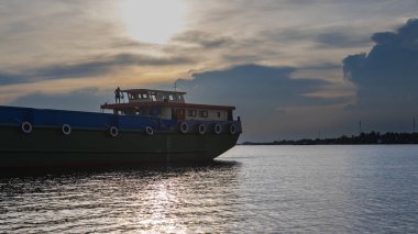 Ho Chi Minh City yakınlarındaki Mekong deltasında gün batımı. Büyük bulut oluşumları batan güneşin önüne itiyor. Gece vakti Mekong Nehri 'nde. Saigon yakınlarında büyük bir nehirde dramatik bir gökyüzü. Batan güneş