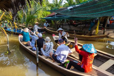 Ho Chi Minh Şehri, Vietnam- 9 Kasım 2022 Mekong deltasındaki sel basmış çivit bitkisi ormanında turizm kayığı. Geleneksel Vietnam kanosuyla turlar, Mekong Nehri 'nde turistik eğlence.