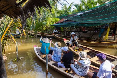 Ho Chi Minh Şehri, Vietnam- 9 Kasım 2022 Mekong deltasındaki sel basmış çivit bitkisi ormanında turizm kayığı. Geleneksel Vietnam kanosuyla turlar, Mekong Nehri 'nde turistik eğlence.