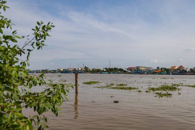 Ho Chi Minh Şehri, Vietnam- 9 Kasım 2022 Mekong Nehri üzerindeki panoramik manzara. Mekong Deltası 'nın nehir kıyısındaki Mekong nehrinde balıkçı tekneleri. Akşamları gün batımında balıkçı köyü