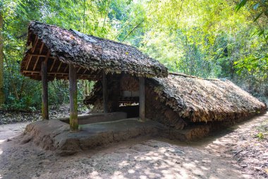 Ho Chi Minh Şehri, Vietnam- 9 Kasım 2022 Saigon yakınlarındaki Cu Chi Tünelleri, Vietnam 'ın ünlü turistik merkezi. Tarihi bölge devrimcisi Cu Chi tüneli, ünlü bir Vietnam üssü.