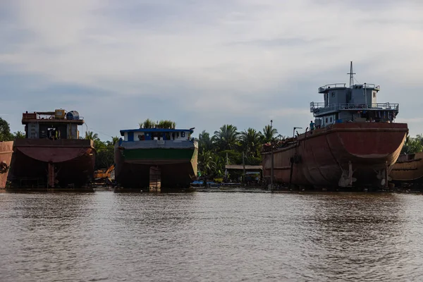 胡志明市 2022年11月9日 日落时的湄公河河岸 最后一道阳光照射在码头上陈旧的生锈的货船上 湄公河三角洲的运输方式 — 图库照片