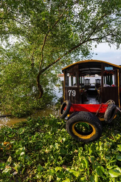 胡志明市 2022年11月9日 在湄公河河岸靠近西贡的湄公河三角洲的旅游船 三角洲和胡志明市是著名的旅游胜地 — 图库照片