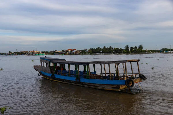 胡志明市 2022年11月9日 在湄公河河岸靠近西贡的湄公河三角洲的旅游船 三角洲和胡志明市是著名的旅游胜地 — 图库照片