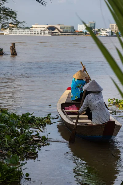 胡志明市 2022年11月9日 两名越南妇女 戴着传统的锥形礼帽 坐在湄公河上的小船或独木舟上 乘船游览是湄公河三角洲的一个旅游胜地 — 图库照片