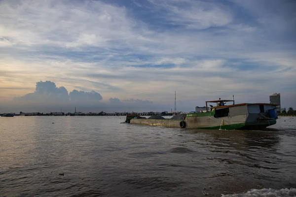 日落在靠近胡志明市的湄公河三角洲 巨大的云团在落日之前向前推进 在湄公河上 夜幕降临 大河上西贡附近的天空很壮观 — 图库照片