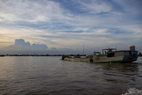 日落在靠近胡志明市的湄公河三角洲 巨大的云团在落日之前向前推进 在湄公河上 夜幕降临 大河上西贡附近的天空很壮观 — 图库照片