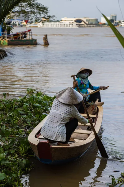 胡志明市 2022年11月9日 两名越南妇女 戴着传统的锥形礼帽 坐在湄公河上的小船或独木舟上 乘船游览是湄公河三角洲的一个旅游胜地 — 图库照片